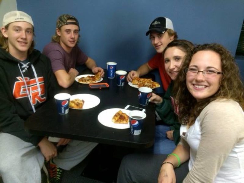 Itasca Area YFC young people eating pizza