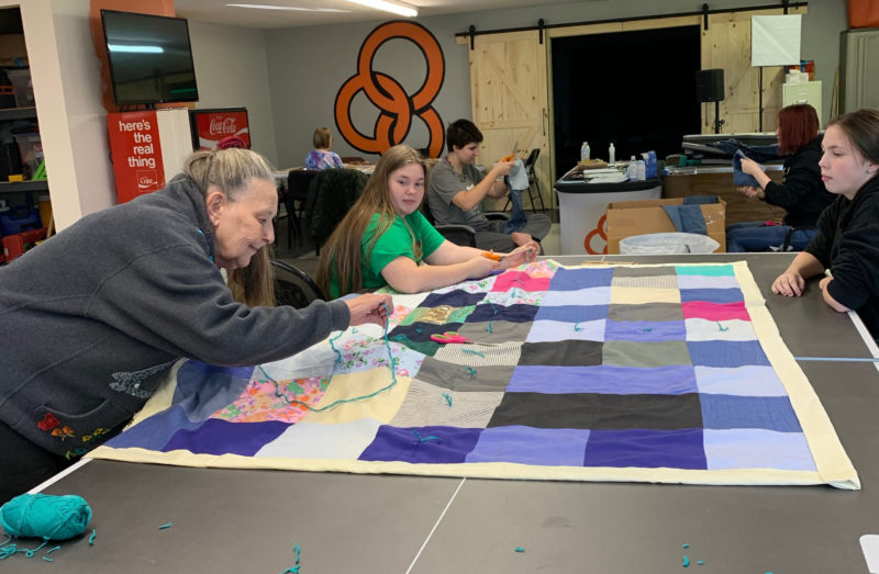 girls_quilting
